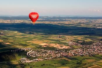 Roter Heißluftballon über dem Panorama von Brigachtal