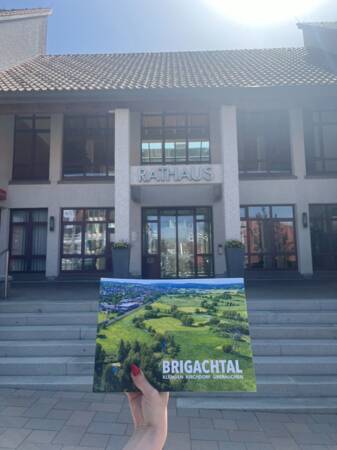 Eine Broschüre mit dem Titel "Brigachtal" vor dem Rathaus.