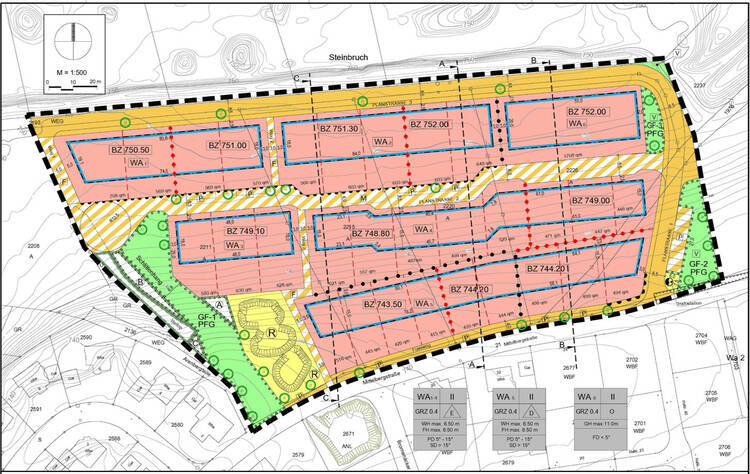 Das Bild zeigt einen farbigen Bebauungsplan mit verschiedenen markierten Flächen, Beschriftungen und Maßangaben, wobei Höhenlinien und Straßenstrukturen sichtbar sind.