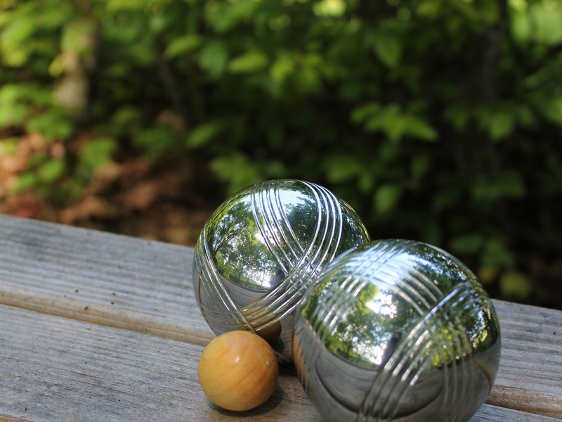 Boule-Kugeln auf einem Holzuntergrund.