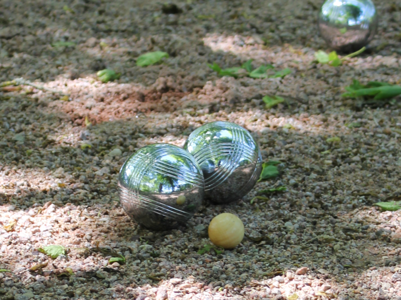 Bouel-Kugeln auf sandigem Untergrund.