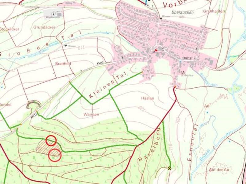 Die Karte zeigt eine topografische Darstellung eines Gebiets mit einem Straßennetz, Feldern, Wäldern und einem kleinen Ort, wobei verschiedene Orte und natürliche Merkmale benannt sind.