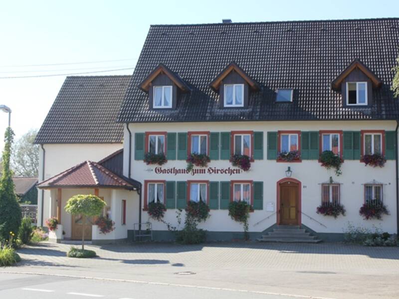 Außen Ansicht vom Gasthaus Hirschen an einem sonnigen Tag.