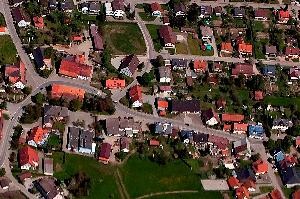 Luftbild des Ortskerns Überauchen. Verschiedene Häuser und dazwischen diverse Grünflächen.