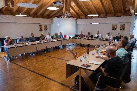 Die Gemeinderatsmitglieder, Amtsleiter und Bürgermeister Schmitt sitzen im Meinrad-Belle Saal 