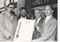 Dr. Udo Lindner, Bürgermeister Meinrad Belle, Bürgermeister Jacques Racadon, Guy Franiatte halten die unterschriebene Urkunde